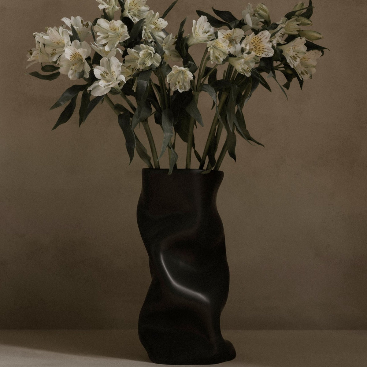 Collapse Vase - Black (H30) - Audo Copenhagen